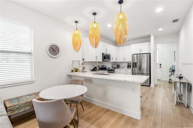 Building Photo - 350 2nd Ave E