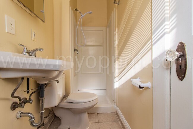 Building Photo - Available Now! | Bright 4 Bedroom / 2 Bathroom Home | 13th & Martha