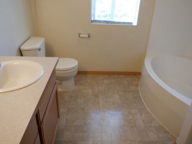 Building Photo - 2010 Garry Oaks Ave