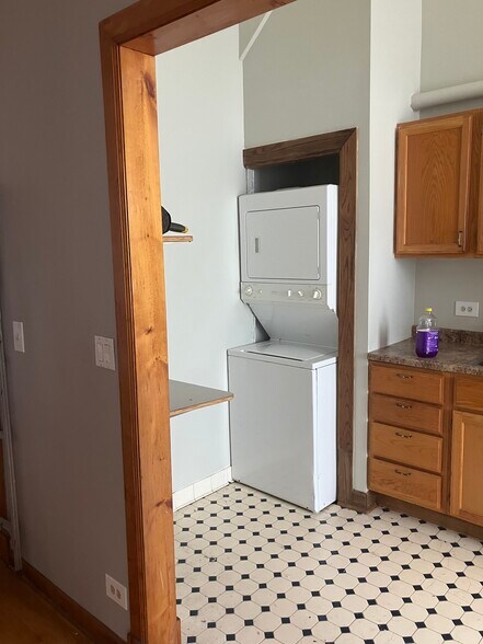 Building Photo - 2438 W Flournoy St