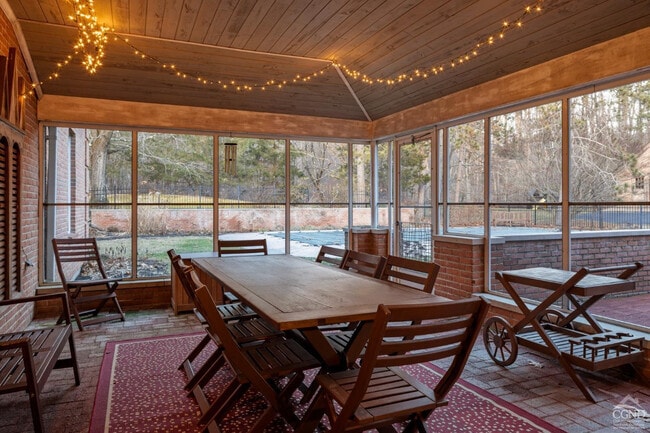 Building Photo - 147 Rock City Rd