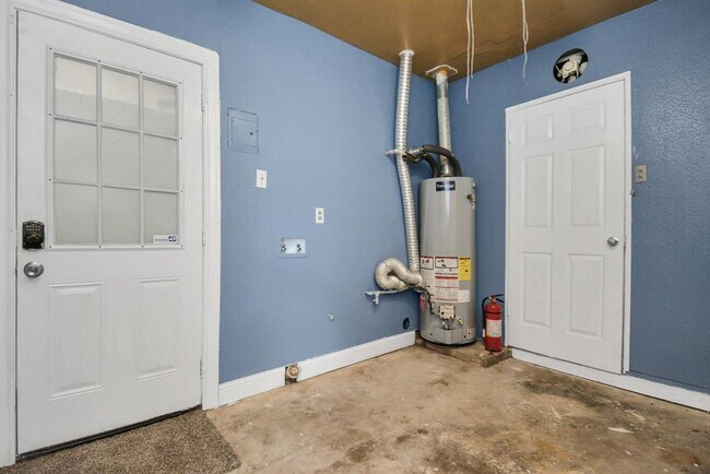 Building Photo - 1404 Briarwood Dr