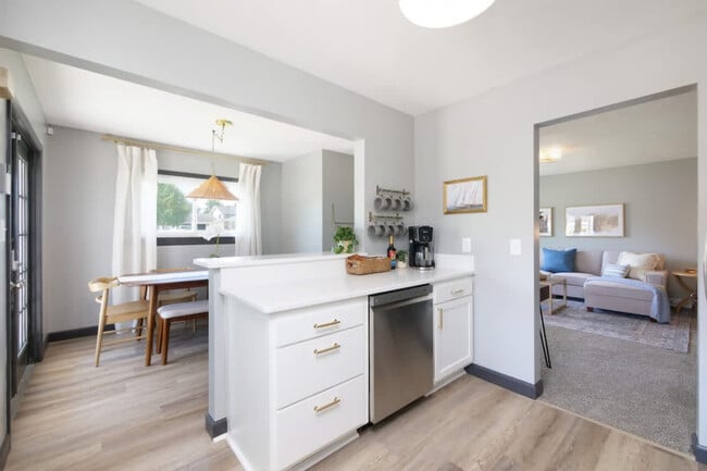 Building Photo - 8910 Cambridge Dr