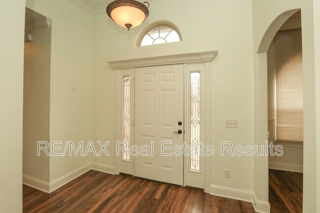 Building Photo - 303 NW Palomino St