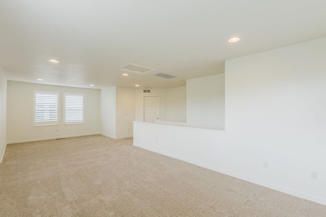 Building Photo - 2656 Champagne Ave