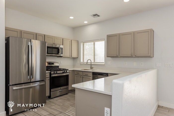 Building Photo - 1711 E Megan Dr