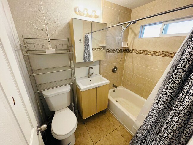 Building Photo - Pet friendly 1 bedroom unit with washer/dr...