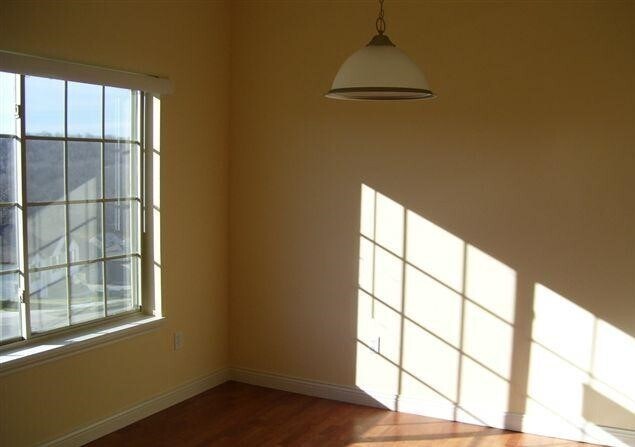 Building Photo - 3 bed 2 bath home with Fenced in backyard!