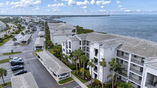 Building Photo - Riverfront Condo - 2 bed - 2 bath for rent