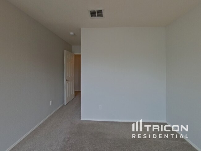Building Photo - 817 Village Point Ln