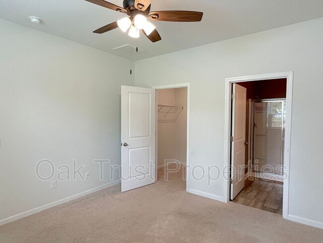 Building Photo - 217 Lapping Waters Dr