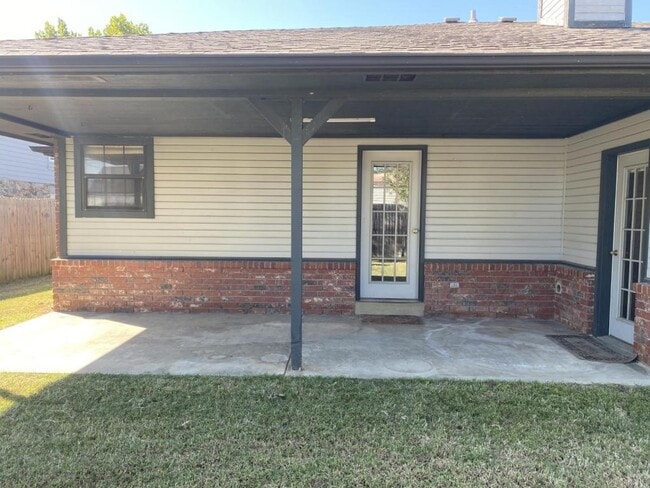 Building Photo - 2320 S W Wolf Run Dr