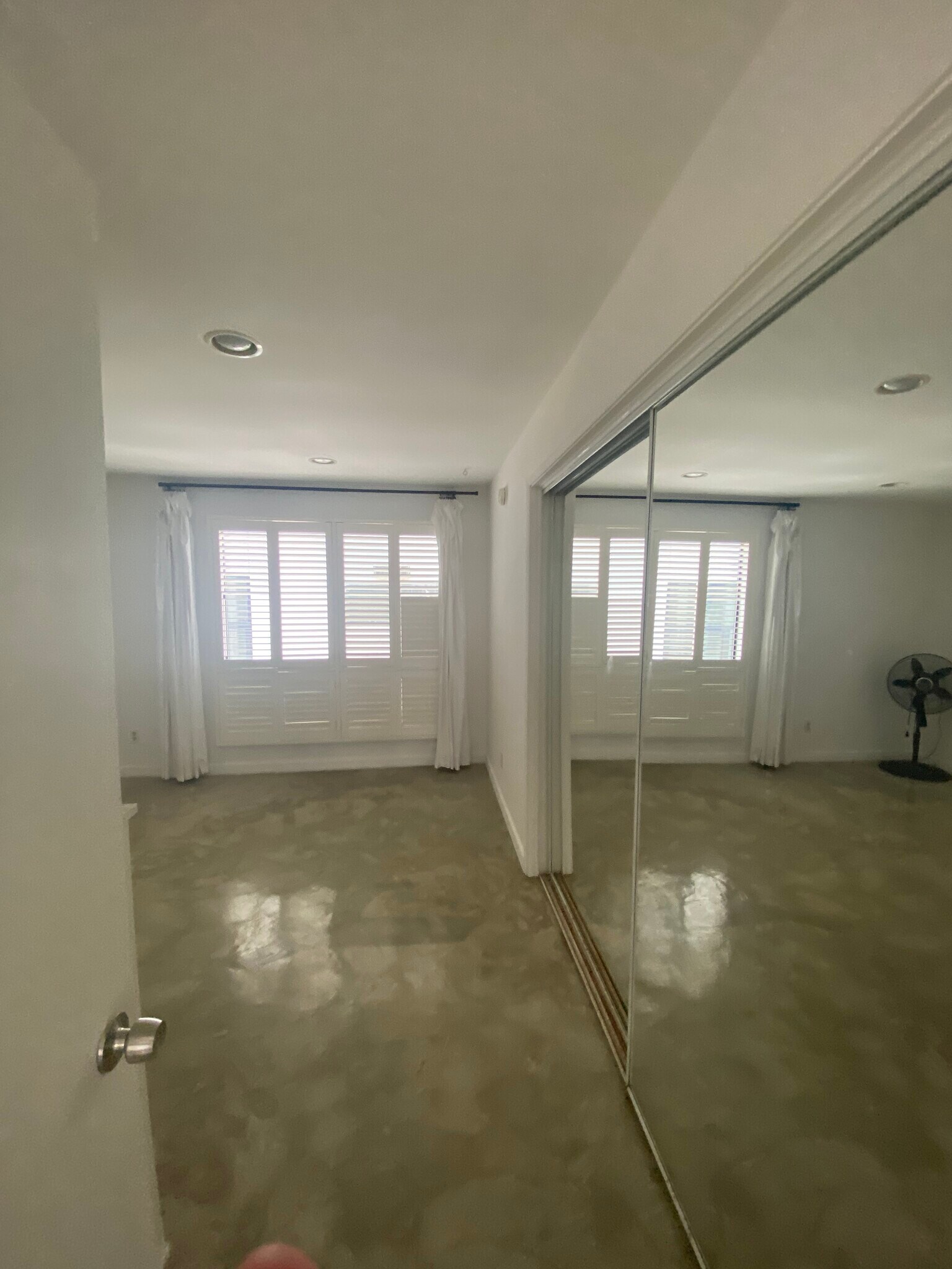 Building Photo - 313 Ocean Front Walk