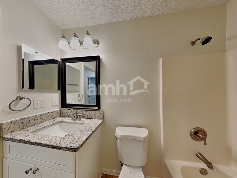Building Photo - 2063 Forest Gate Dr W