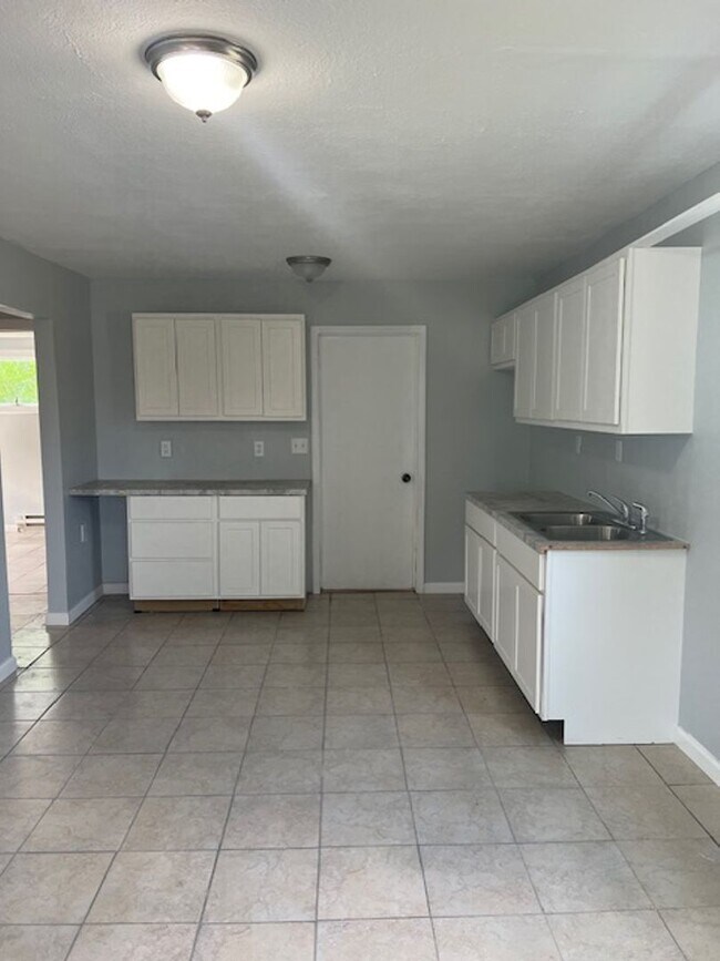 Building Photo - 33 Leland Ave