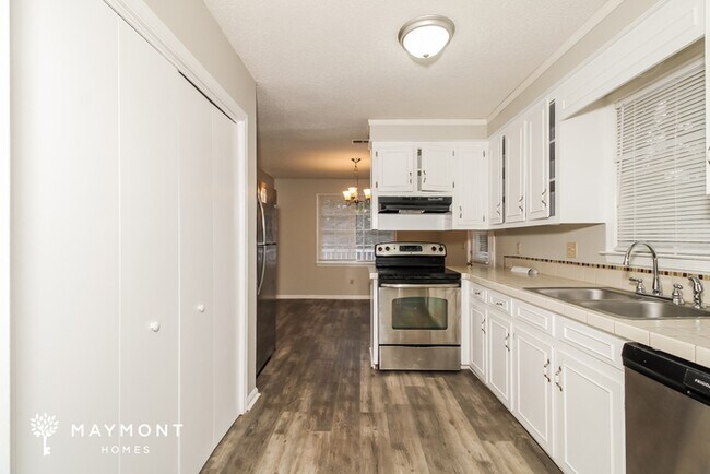 Building Photo - Cozy Three Bedroom
