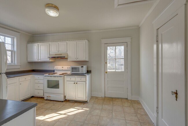 Building Photo - Charming 3-Bedroom Gem in the Heart of Sylvan Park