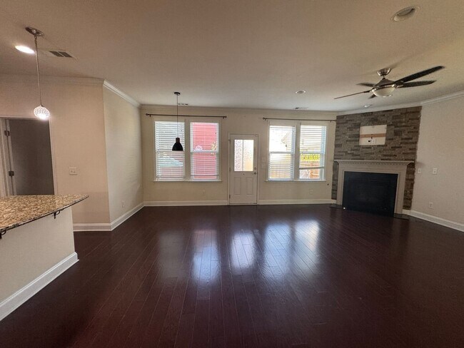Building Photo - Your Franklin dream rental is here—4 bedrooms, a huge bonus, two en-suites, and an unbeatable loc...