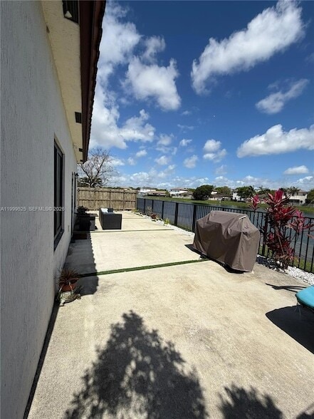 Building Photo - 2481 NE 2nd Dr