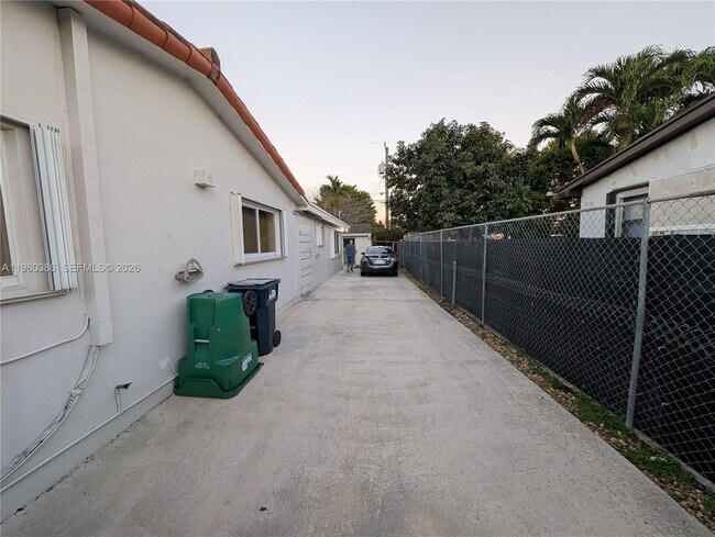 Building Photo - 1037 SW 76th Ave