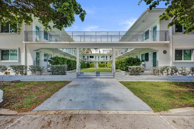 Building Photo - 9270 E Bay Harbor Dr