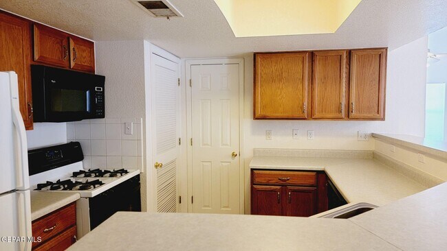 Building Photo - 7025 Crown Ridge Dr