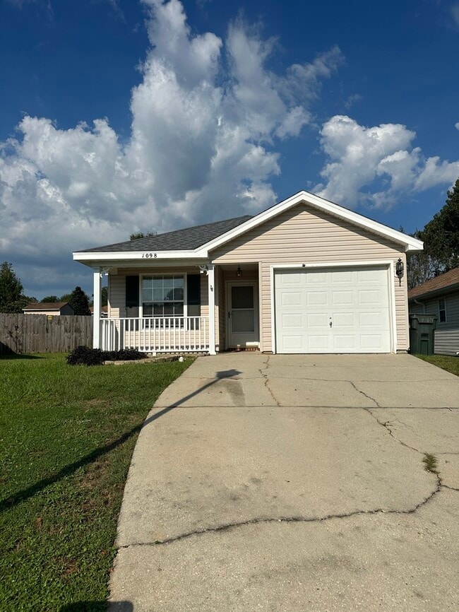 Primary Photo - Cute 2/2 with garage and a nice size Flori...