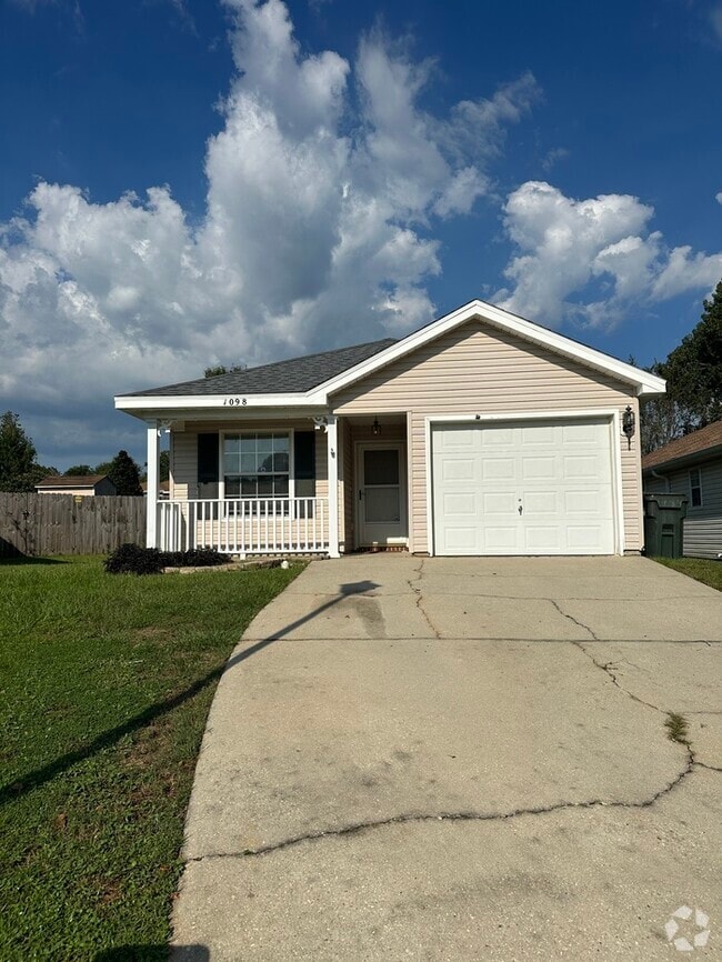Building Photo - Cute 2/2 with garage and a nice size Flori...
