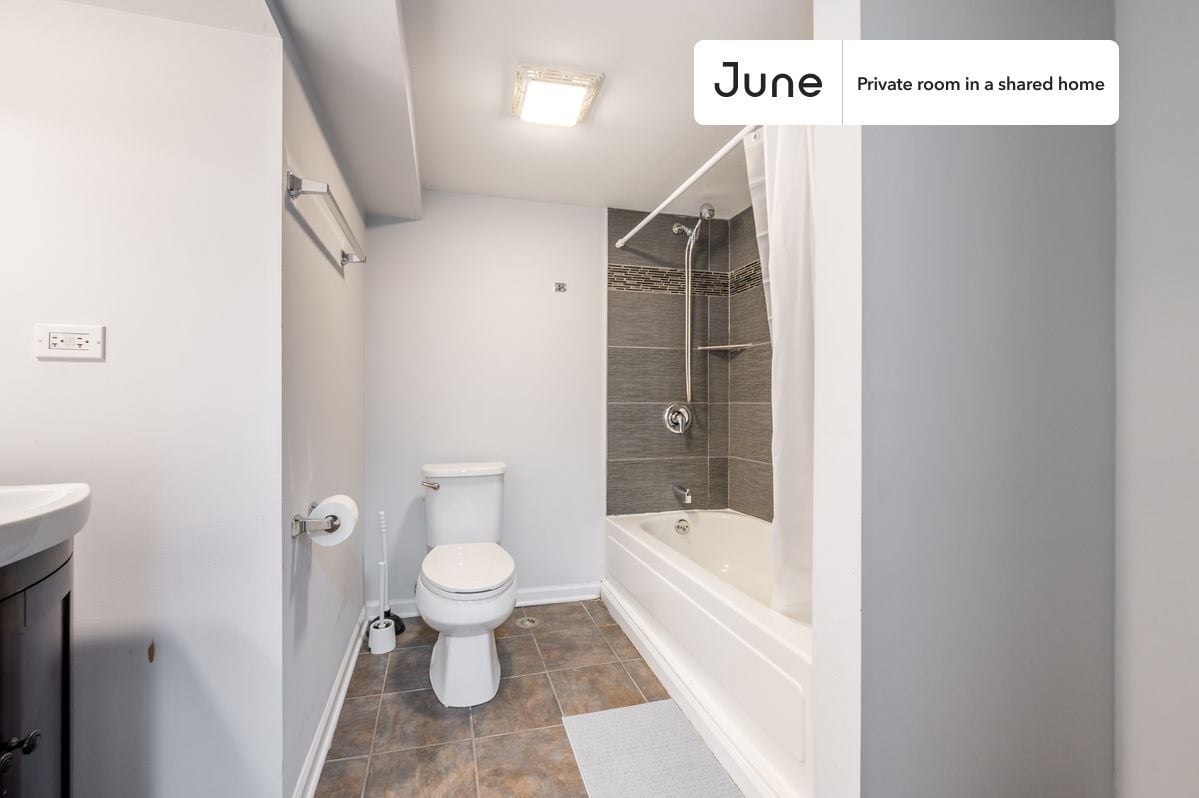Building Photo - Room in Shared 3 bed/2 bath home