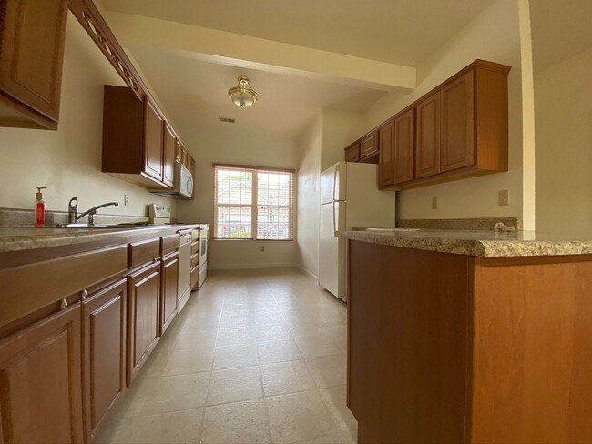 Building Photo - 3 bedroom, 2.5 bath spacious townhome
