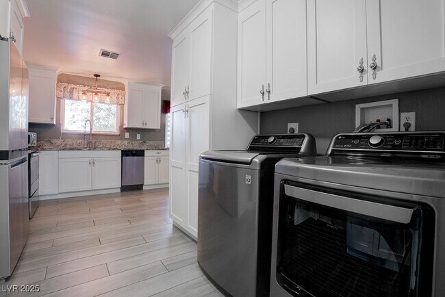 Building Photo - 908 Bonita Ave