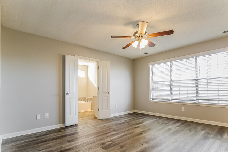 Building Photo - 7885 Meadow Ridge Ln