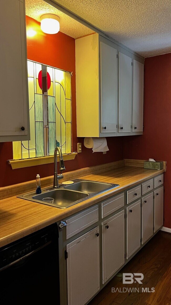 Building Photo - 905 Van Ave