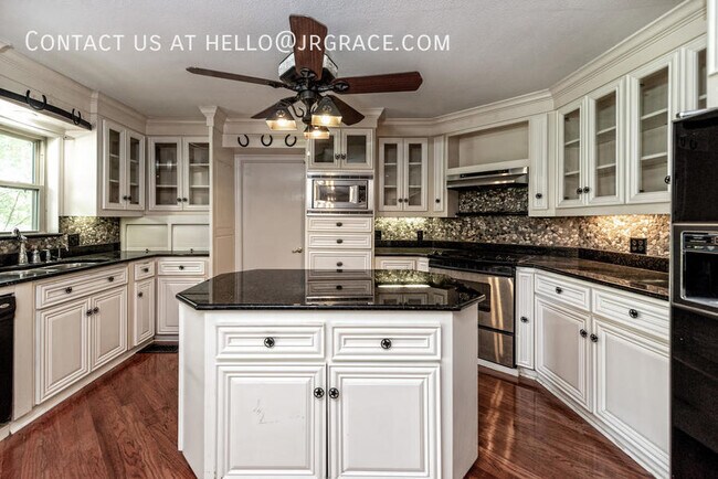 Building Photo - 525 W 4th St