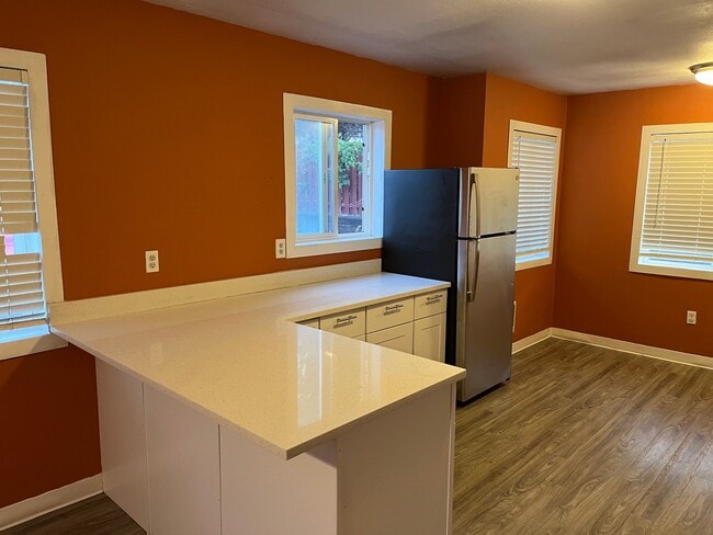 Building Photo - 1106 Emerson Dr