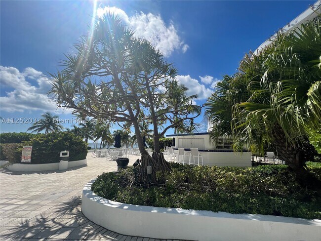 Building Photo - 5161 Collins Ave
