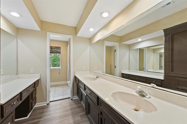 Building Photo - 11806 Gardenglen Dr