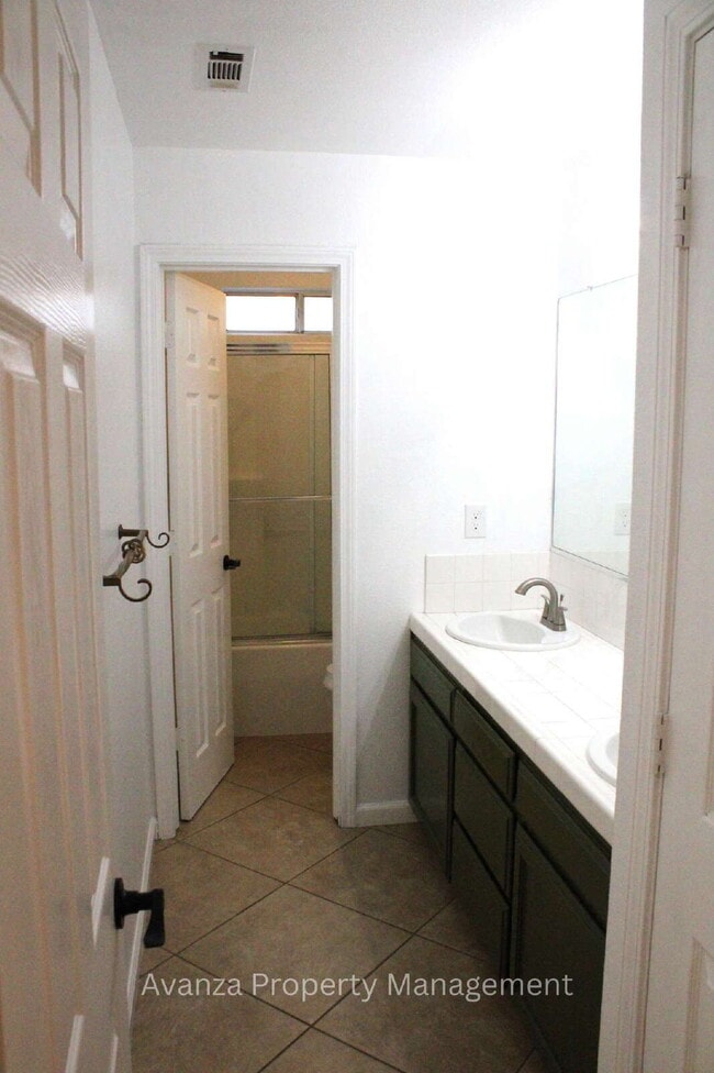 Building Photo - Home for Rent 5428 W. Saginaw Ave Fresno, CA 93722 Description 4 Bedroom/2 Bath Home in Fresno (D...