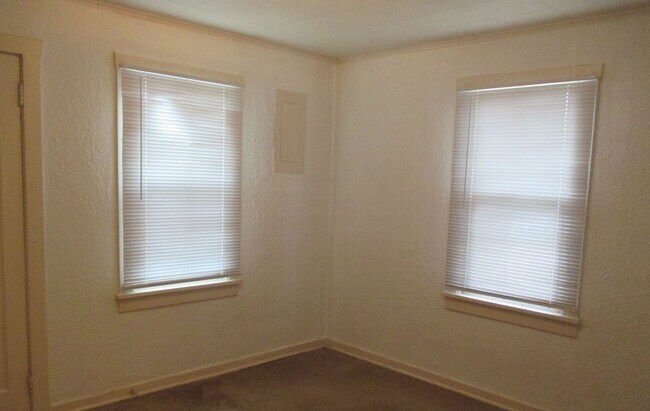 Building Photo - **PENDING APP**$200 Move In Special**Cute 2 Bed 1 Bath Cottage like Home in Buckley