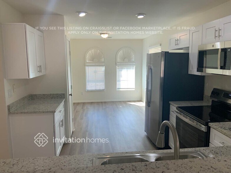 Building Photo - 10538 W Roanoke Ave