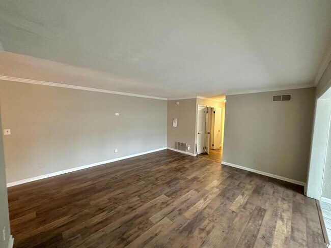 Building Photo - Spacious Condo in Prime Sandy Springs Location – Gated Community with Pool!