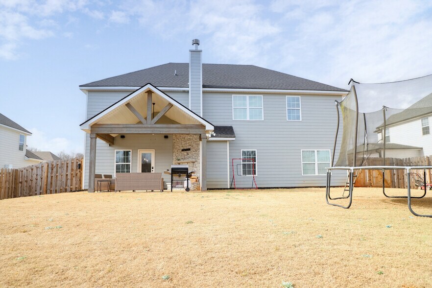 Building Photo - 810 Tiger Trl