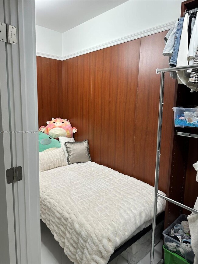 Building Photo - 16485 Collins Ave