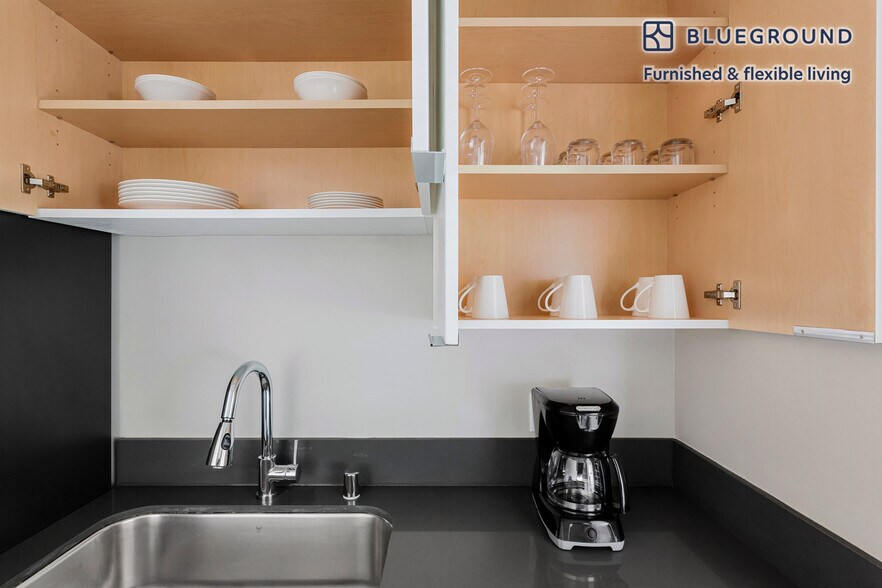 Building Photo - 766 Edgewater Blvd