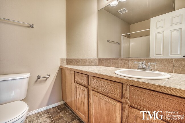 Building Photo - Wonderful 2 Bedroom, 2.5 Bathroom Townhome in Hillsboro!