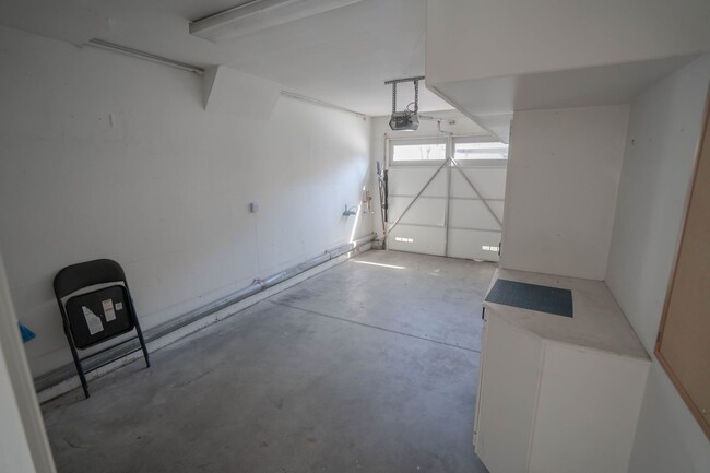 Building Photo - 2 Bedroom Condo with Loft in Canyon Country!