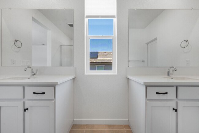 Building Photo - Never Lived In 4 Bedroom Home for Rent in Folsom Ranch!