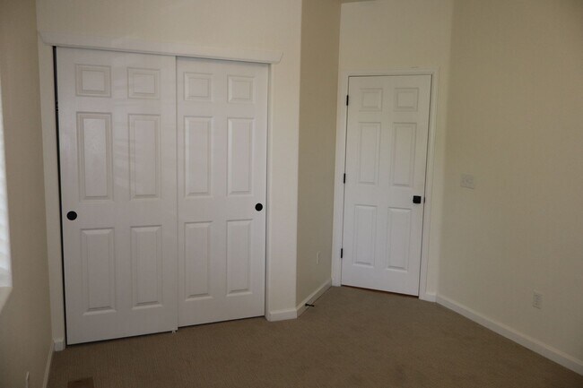 Building Photo - Beautiful Fort Collins 3 Bed, 2.5 Bath Townhome + $200 Off First Months Rent!