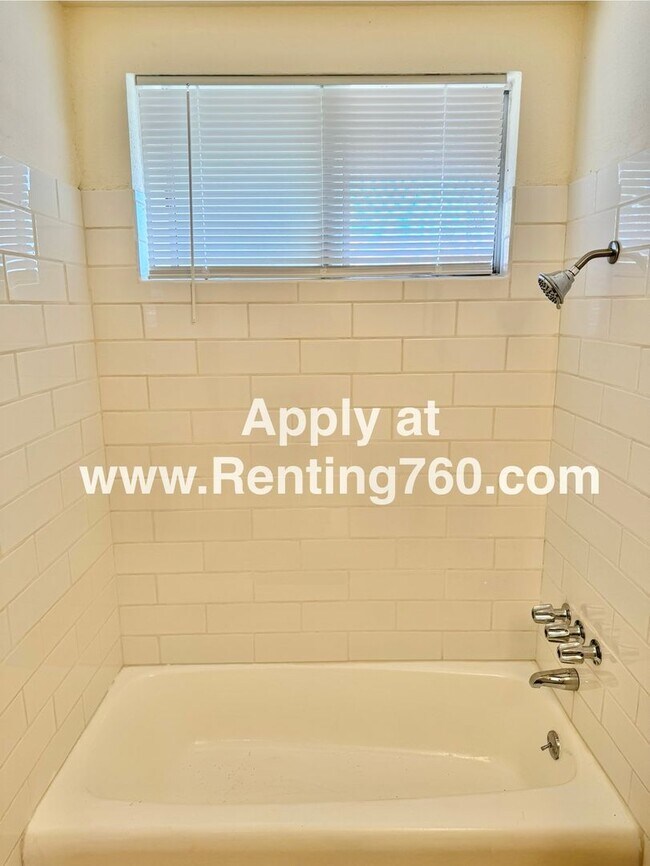 Building Photo - Newly Remodeled 2 Bedroom 1 bathroom Home!
