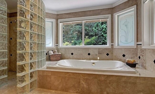 Building Photo - 4 Bedroom 3 Bath Spacious Home in Bellevue